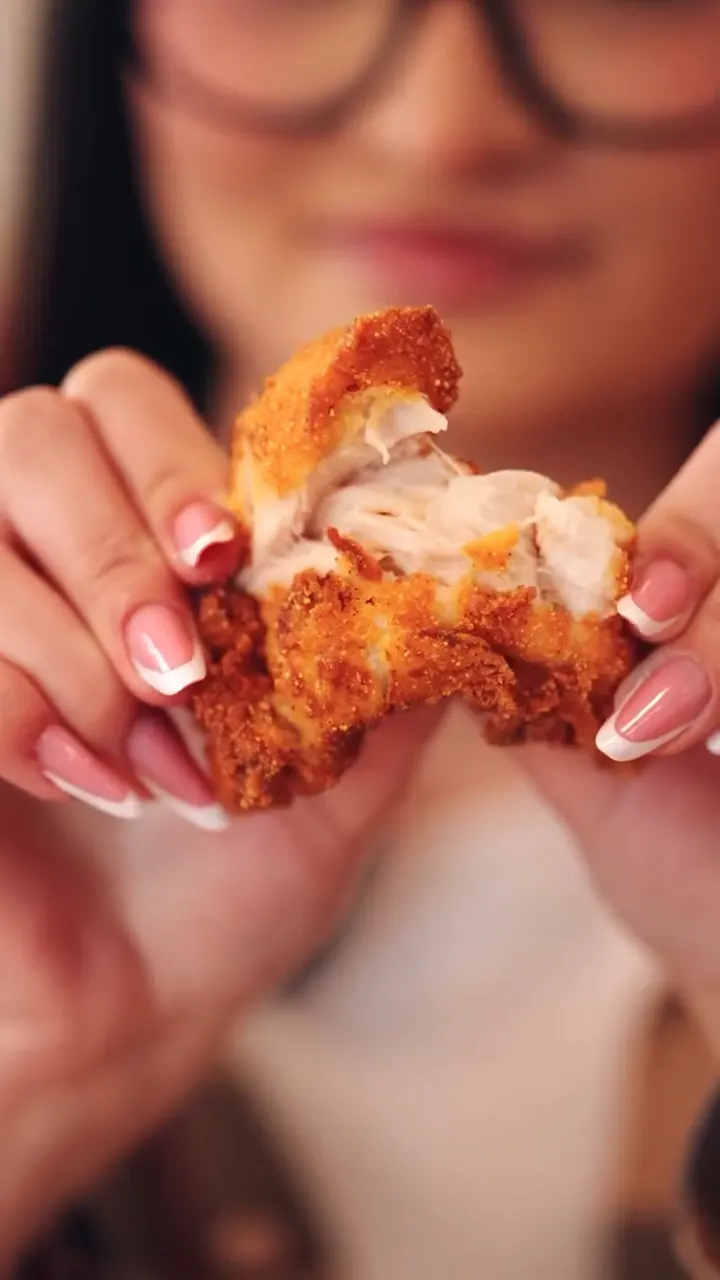 Video: bucată de pui crispy ruptă în două