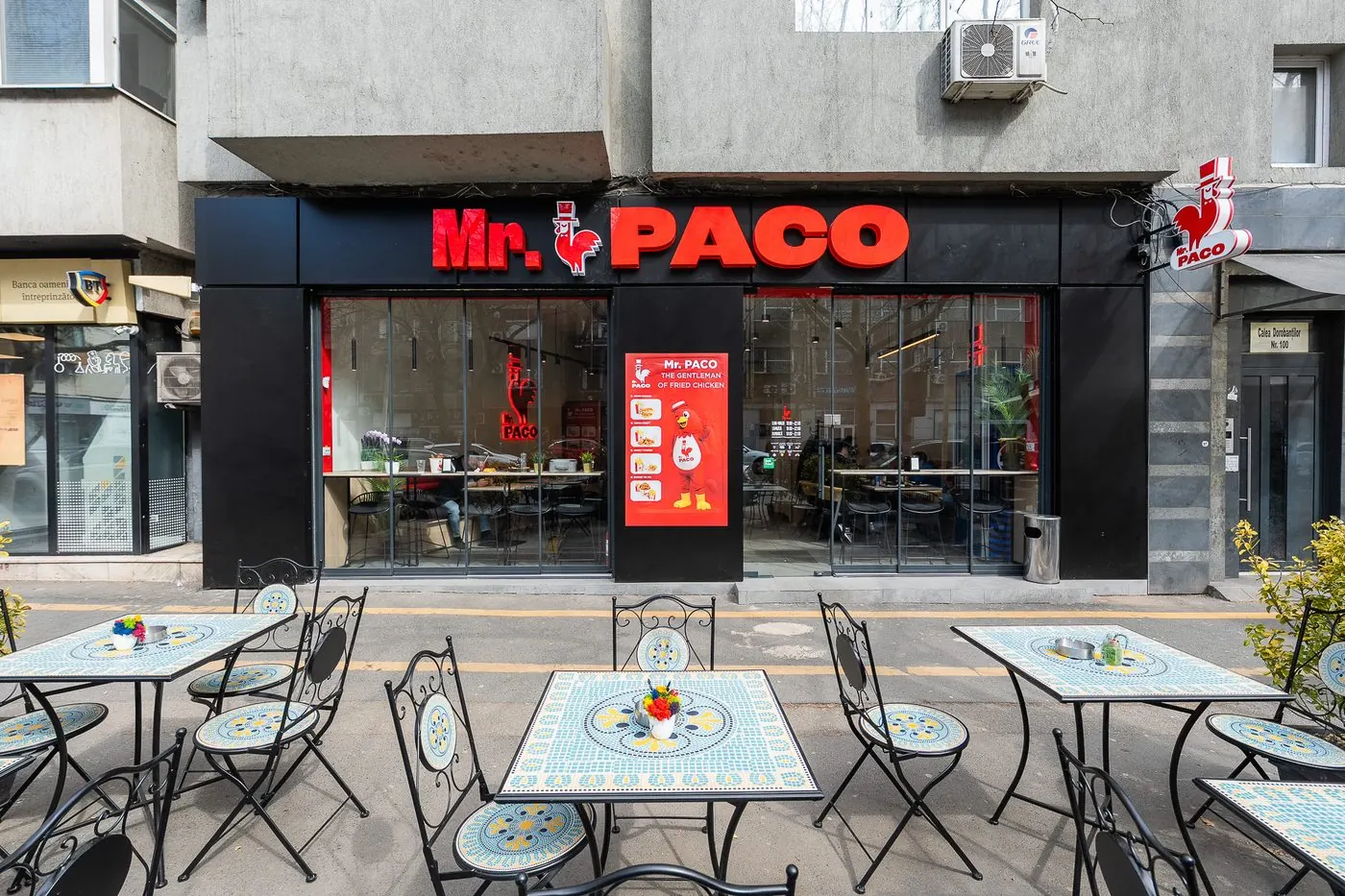 Fațada Mr. Paco cu terasă