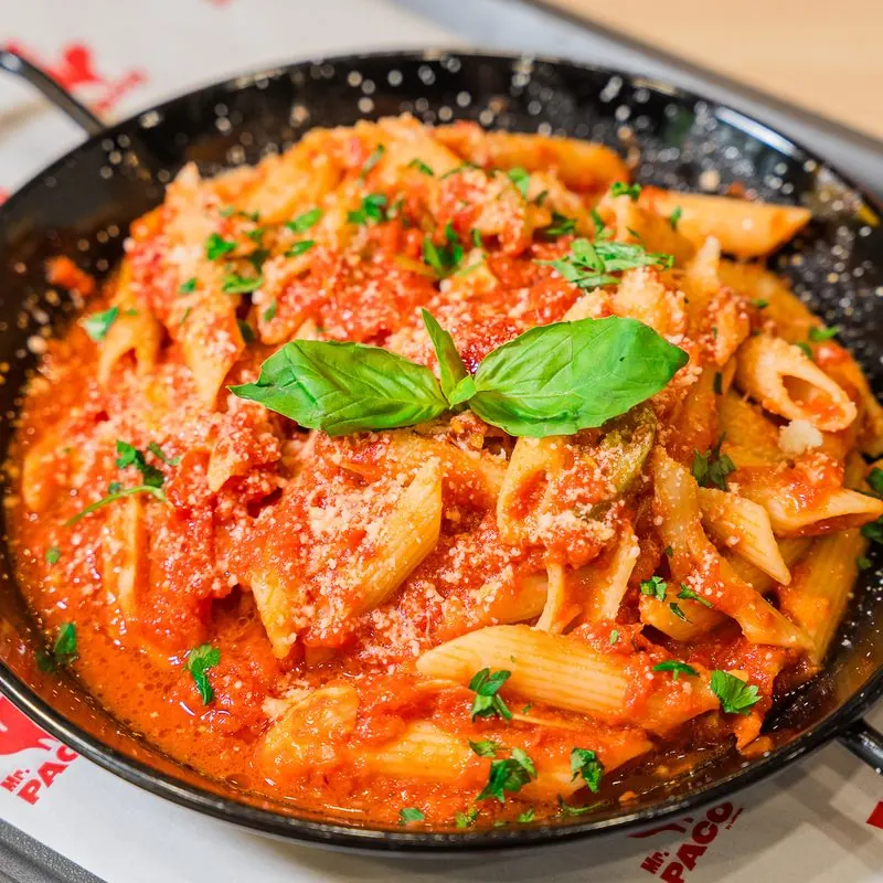 Penne în sos de roșii cu busuioc